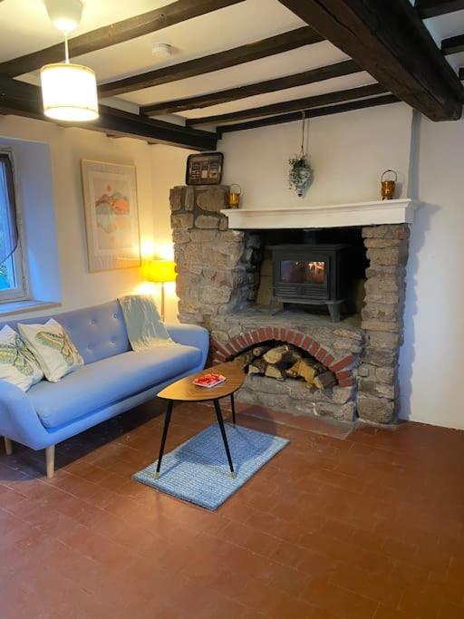 Maison Du Petit Poete Quarré-les-Tombes Esterno foto
